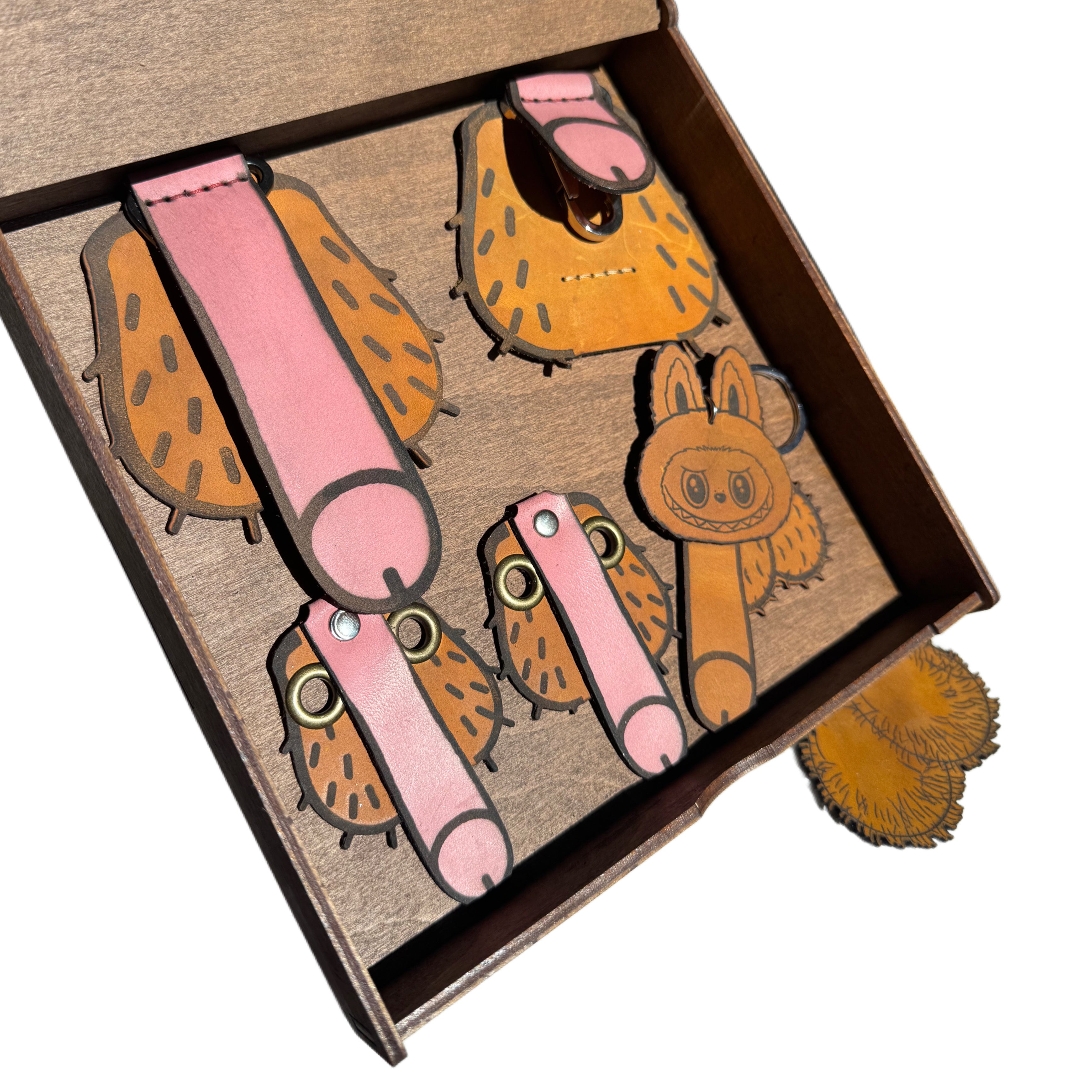 Heavy-duty leather gift set with character charm — detail view — Lamamarka