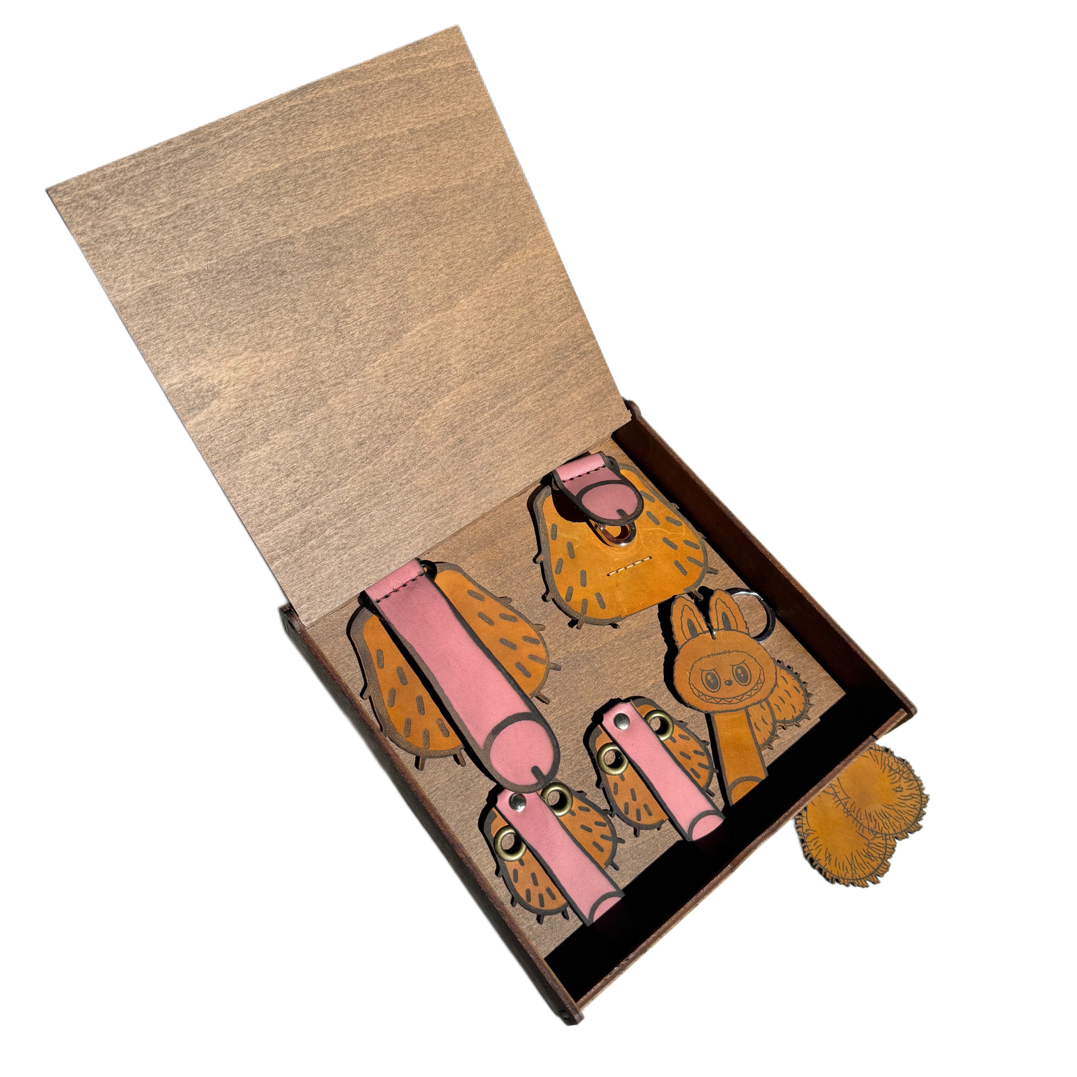 Heavy-duty leather gift set with character charm — alternate angle — Lamamarka