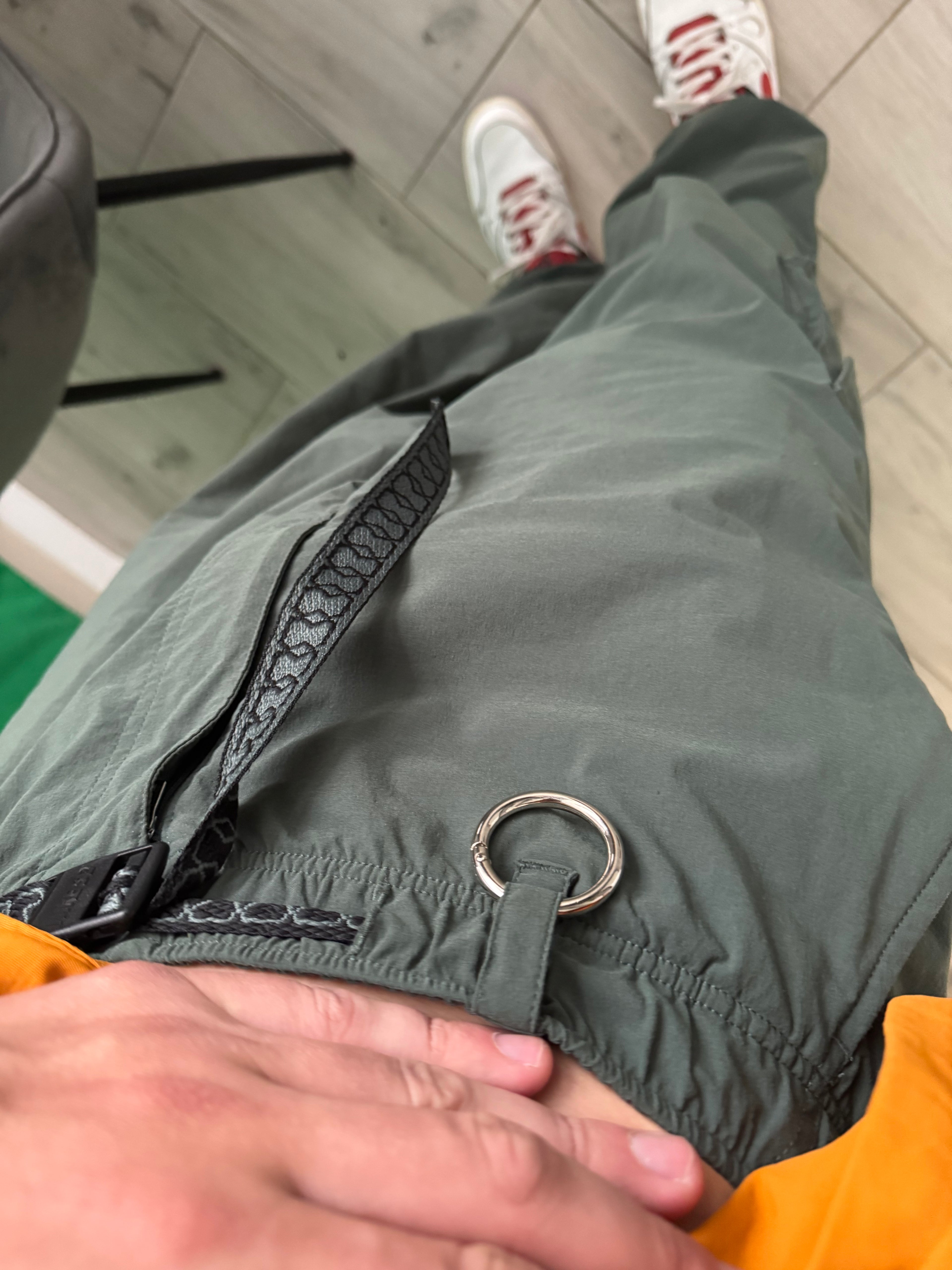 Sleek circular metal carabiner keyring EDC — detail view — Lamamarka