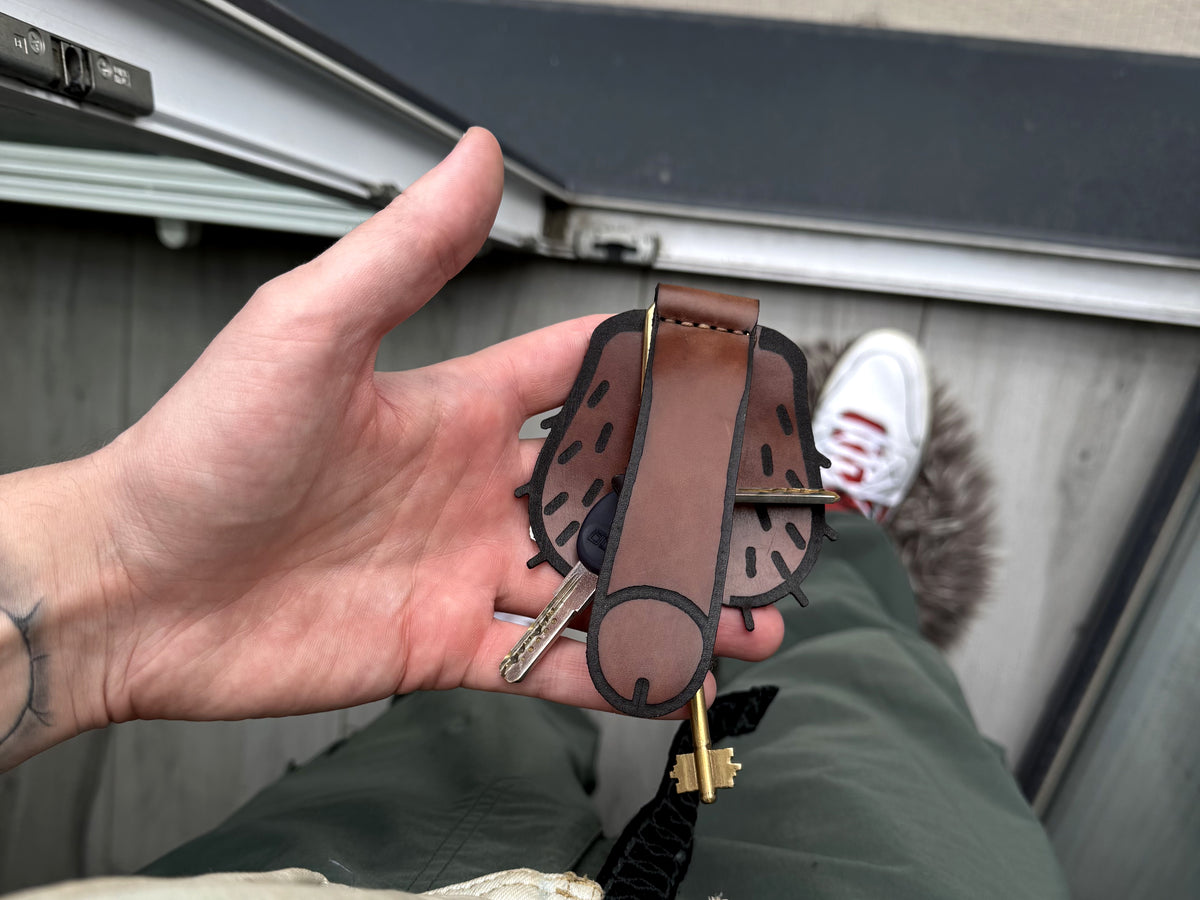 Brown leather belt carabiner clipped with keys, worn at the hip, Lamamarka