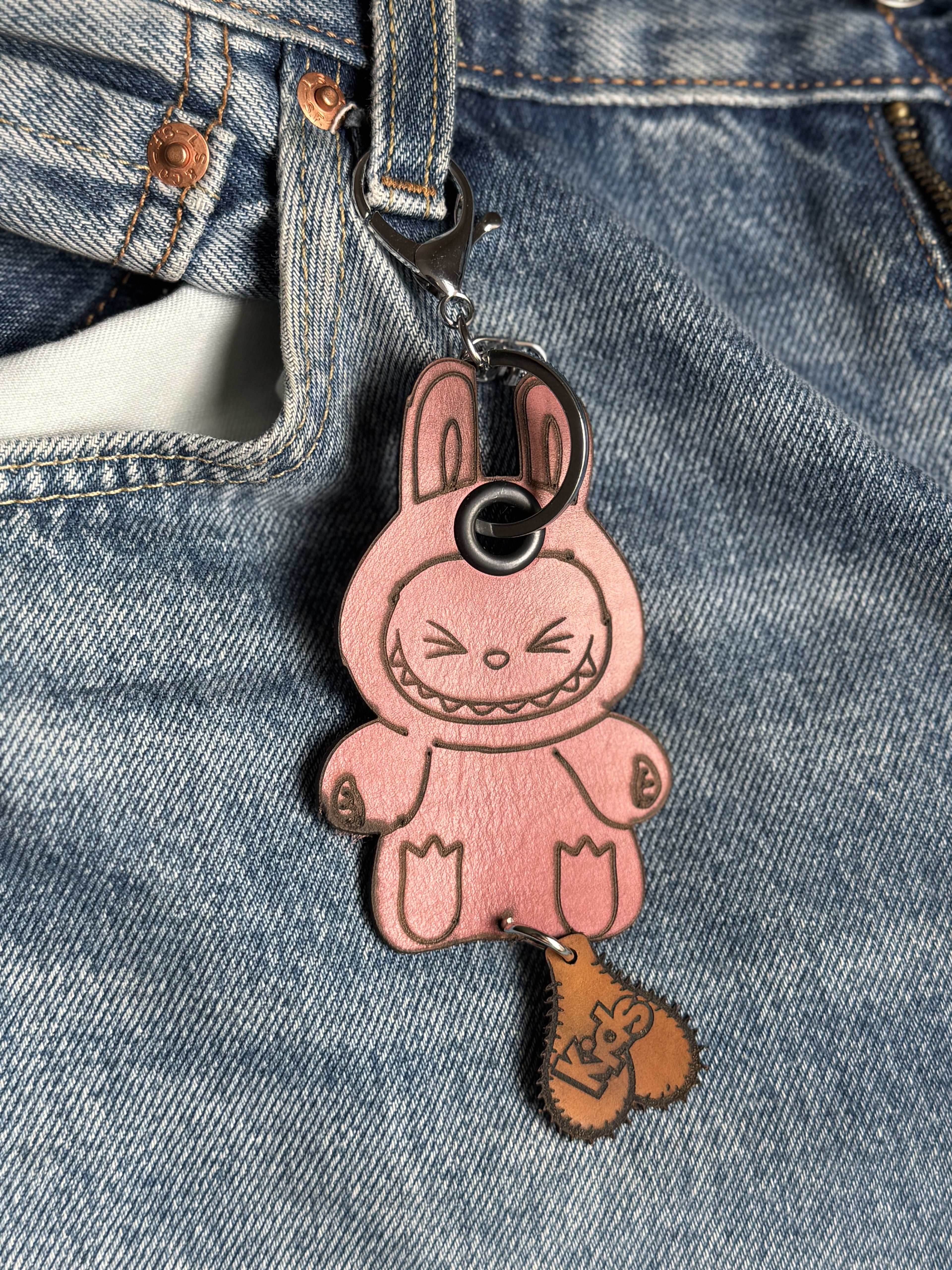 Handcrafted leather character keychain — back view — Lamamarka