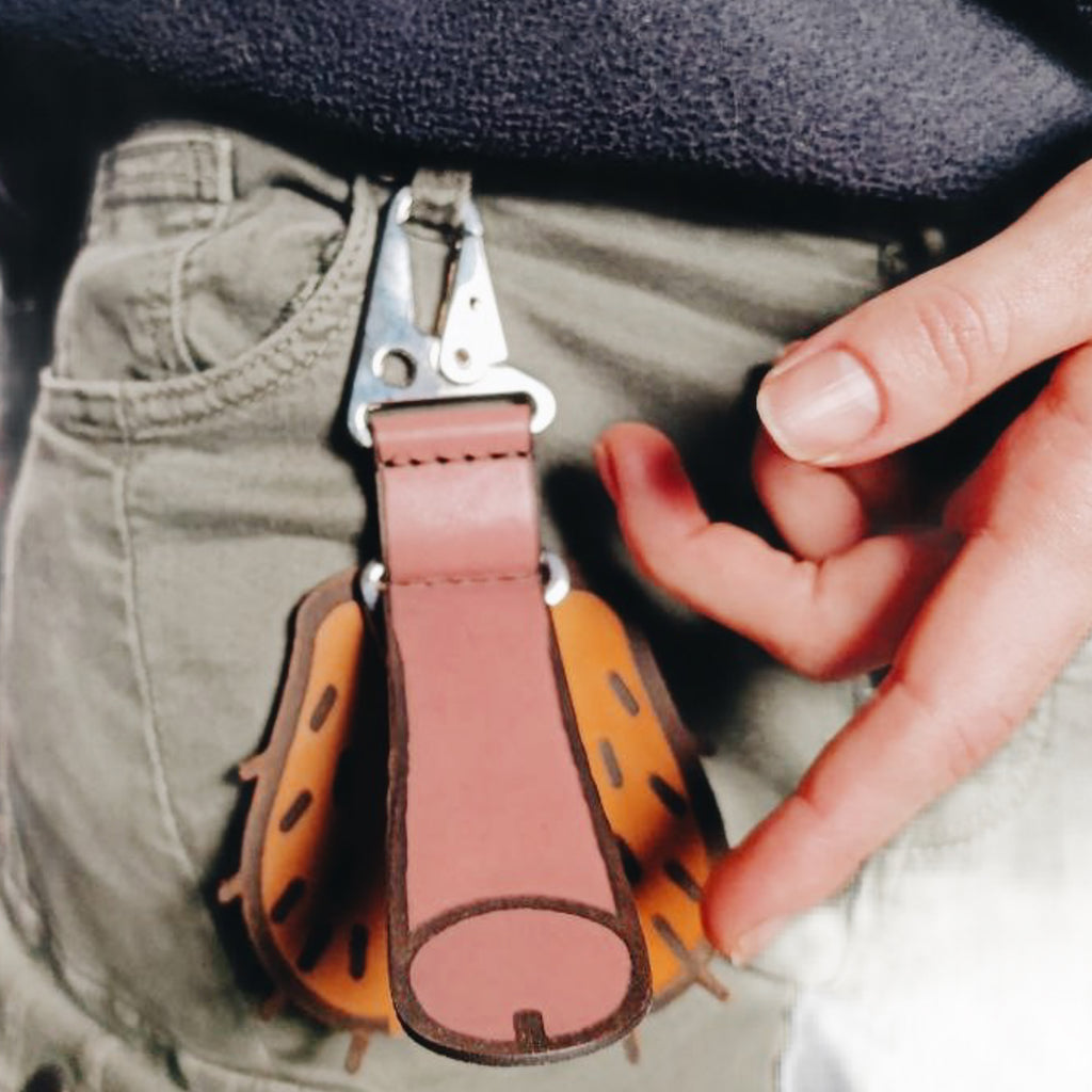 Heavy-duty leather belt carabiner with two loops — detail view — Lamamarka