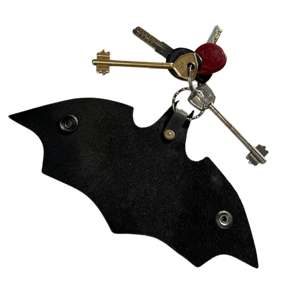 Handcrafted leather key holder with engraved design — back view — Lamamarka