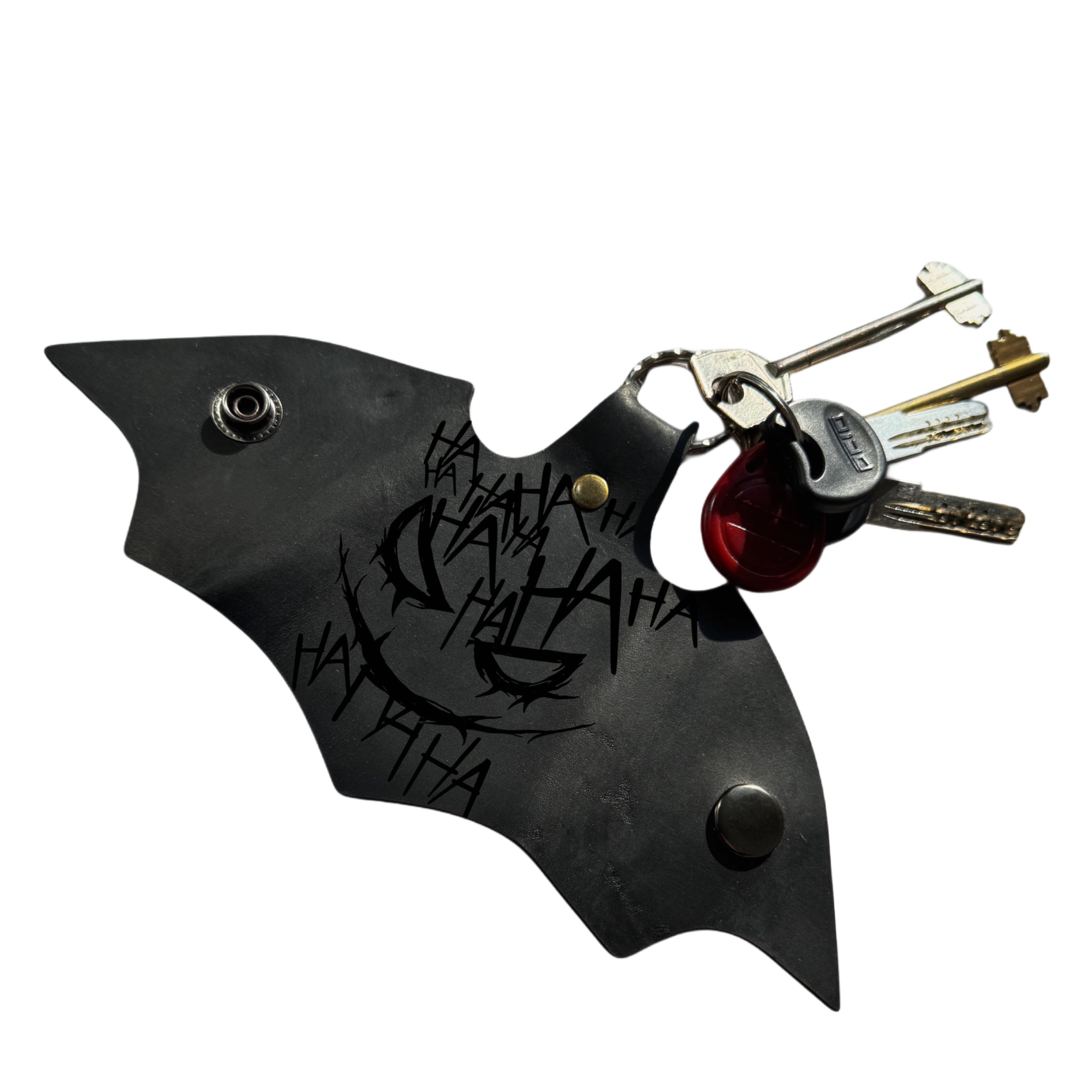 Handcrafted leather key holder with engraved design — detail view — Lamamarka