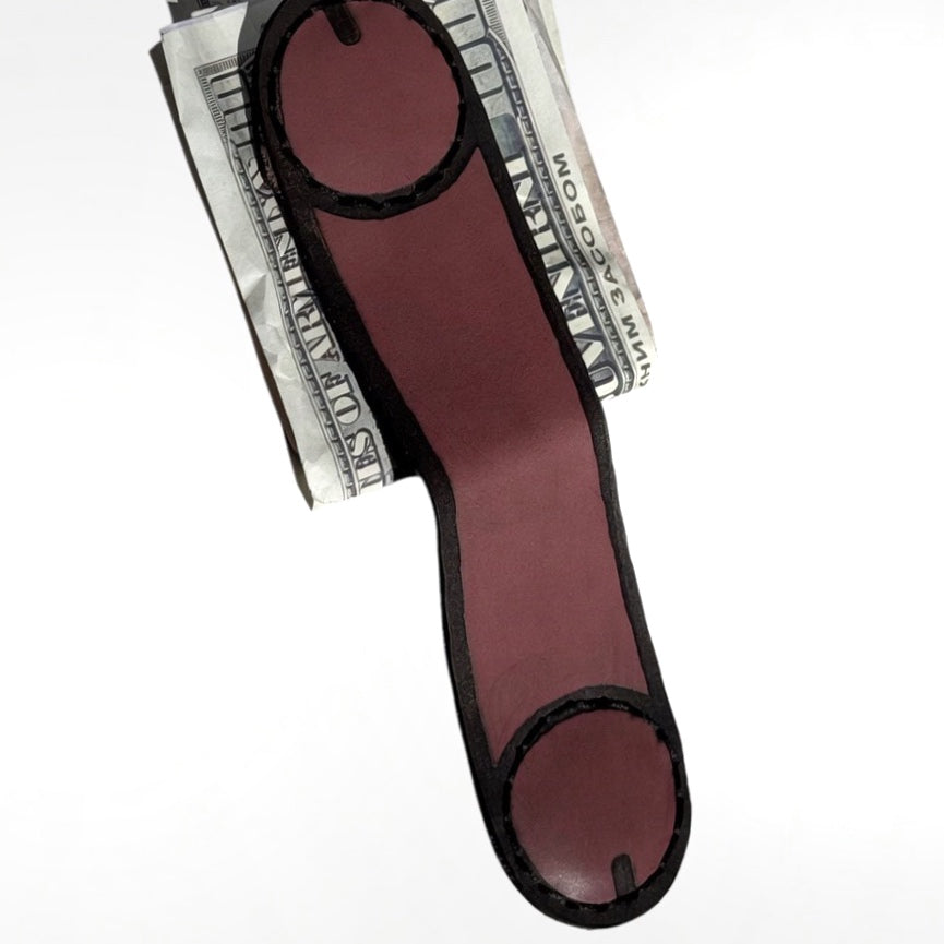 Handcrafted leather money clip — detail view — Lamamarka