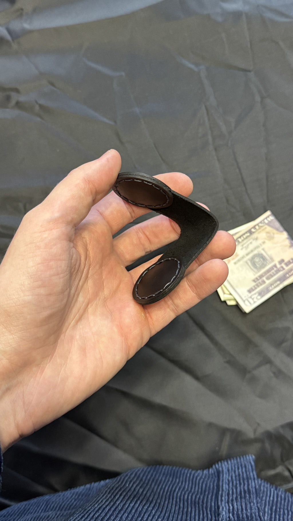 Black leather magnetic money clip, minimalist EDC — side view — Lamamarka