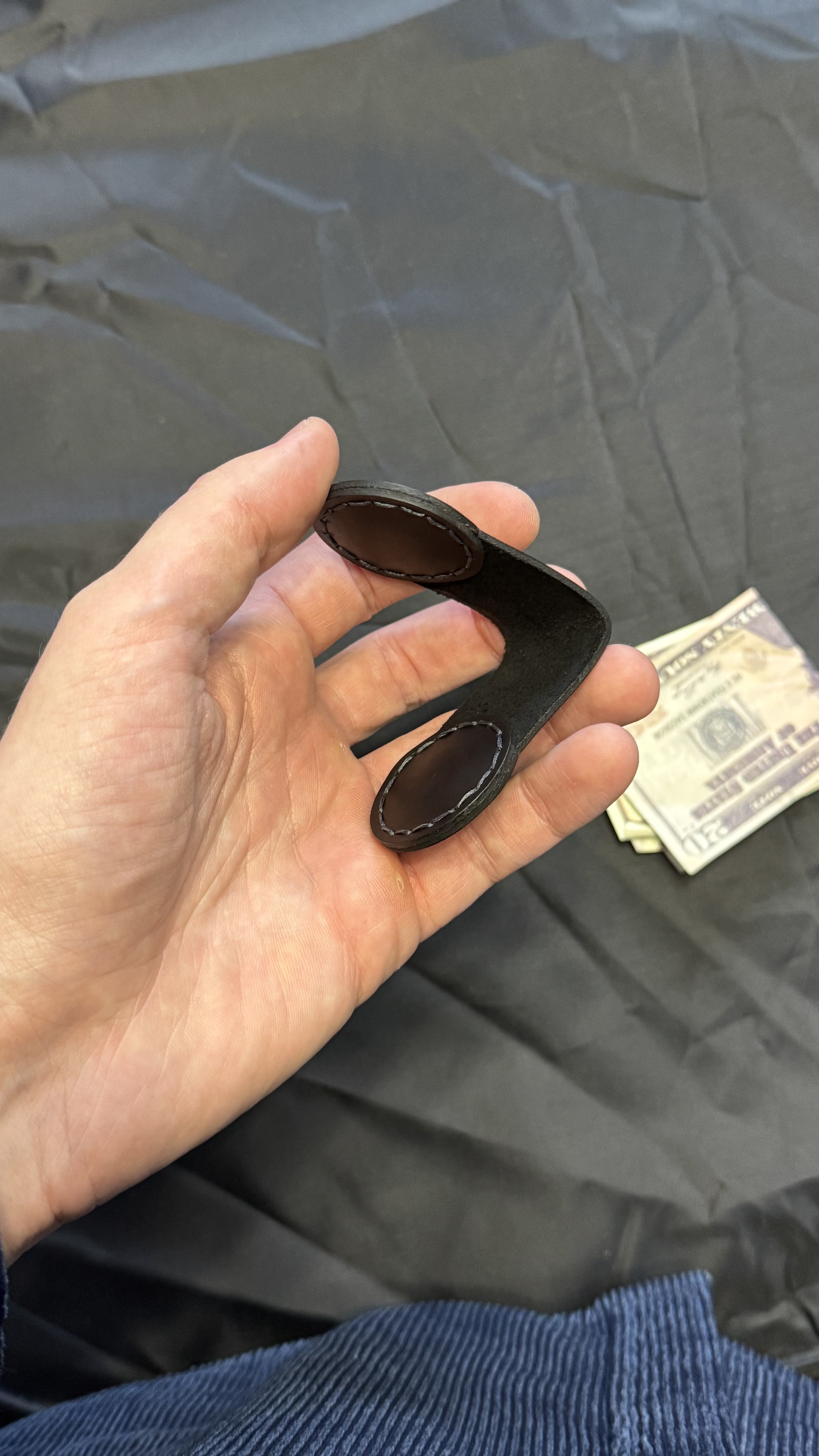 Black leather magnetic money clip, minimalist EDC — side view — Lamamarka